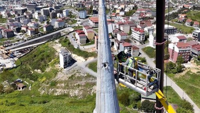İstanbul Arnavutköy’de depremde hasar gören caminin minaresi söküldü