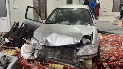 Alkollü sürücü camiye daldı: 1 yaralı
