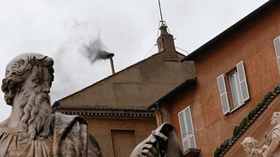 Yeni papa ilk turda seçilemedi! Bacadan 'siyah' duman yükseldi