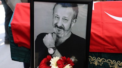 Tiyatro sanatçısı Naşit Özcan son yolculuğuna uğurlandı