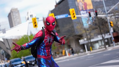 Örümcek Adam Toronto sokaklarını dolaştı! Ortaya renkli görüntüler çıktı