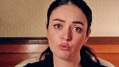 Ezgi Mola'ya İspanya'da 'Okupa' şoku: Barcelona'daki evi işgal edildi!