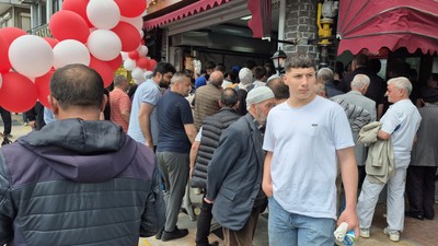 Tavuk döner ayranı 1 lira yaptı, dükkanın önünü mahşer yerine döndü
