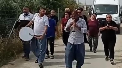 Trafik kazasında ölen genç, davul-zurna eşliğinde defnedildi