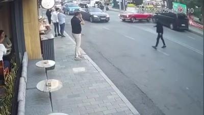 Vale teslim aldığı lüks aracın kontrolünü kaybederek kaza yaptı! O anlar kameraya yansıdı
