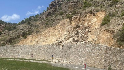 Gümüşhane'de heyelan: Mahalle yolu ulaşıma kapatıldı