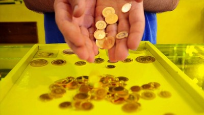 Altın ılımlı gelişmelerin gölgesinde haftaya düşüşle başladı