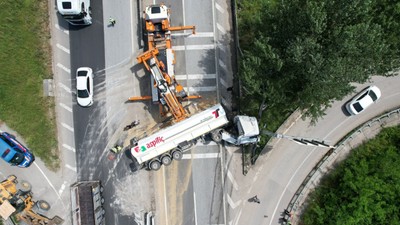 Sakarya'da tır devrildi! 25 ton tavuk yemi yola saçıldı: Bilecik istikameti kapandı