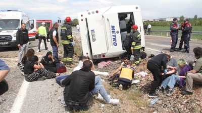 Konya'da yolcu otobüsü devrildi! Çok sayıda ekip sevk edildi