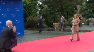 Arnavutluk Başbakanı Rama, İtalya Başbakanı Meloni'yi diz çökerek karşıladı