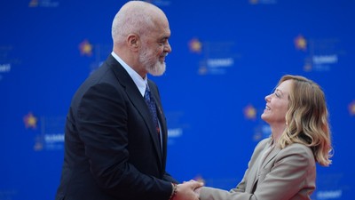 Arnavutluk lideri Rama, İtalya Başbakanı Meloni’yi diz çökerek bekledi