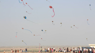Suriye sınırında gökyüzü şenlendi: Yüzlerce uçurtma havalandı