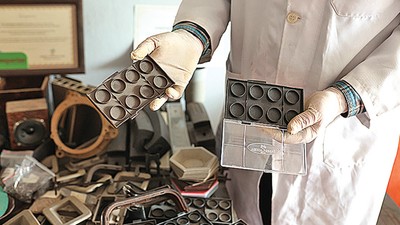 Çay atığından plastiğe alternatif malzeme üretti   