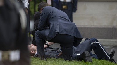 ABD Başkanı Donald Trump'ı bekleyen asker yere yığıldı