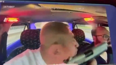 Takside dehşet anları kamerada...Taksiciyi silahla gezdirdi, sonra da parasını gasp etti