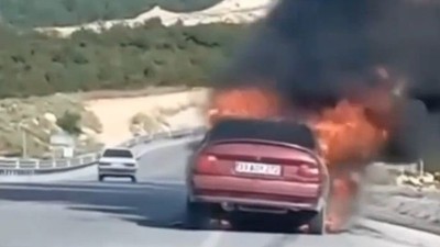 Seyir halindeki otomobil alev alev yandı