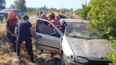 Hatay'da otomobil narenciye bahçesine düştü