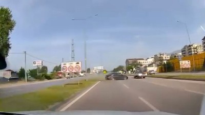 Bursa'da facia saniyelerle atlatıldı! Lastiği patlayan otomobil karşı şeride uçtu