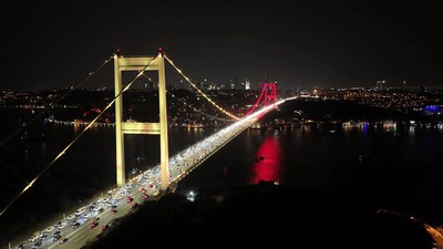 Fatih Sultan Mehmet Köprüsü sarı-kırmızıya büründü