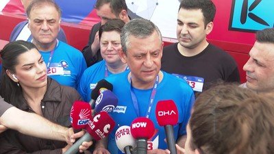 CHP Lideri Özgür Özel, Kadıköy'de 10 kilometre parkurunda koştu!