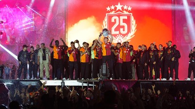 Galatasaray Süper Lig şampiyonluk kupasını görkemli bir törenle aldı
