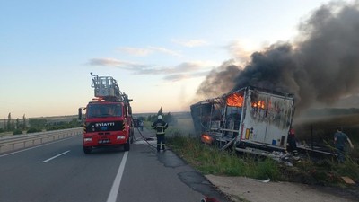 Çanakkale’de devrilen tır alev aldı