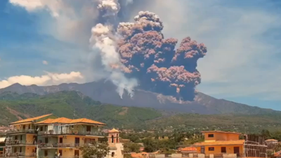 Etna Yanardağı'nda korkutan patlama! Turistler kaçarken görüntülendi