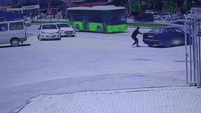 El frenini çekmeyi unuttu, otomobili otobüse çarptı!