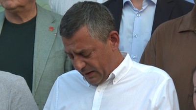 CHP Genel Başkanı Özgür Özel hastane önünde gözyaşlarına boğuldu
