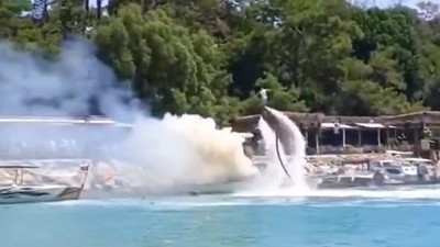 Flyboard ile havalanarak teknedeki yangını söndürdü