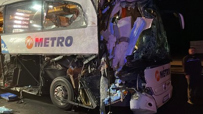Sakarya'da feci kaza: Yolcu otobüse TIR'a çarptı