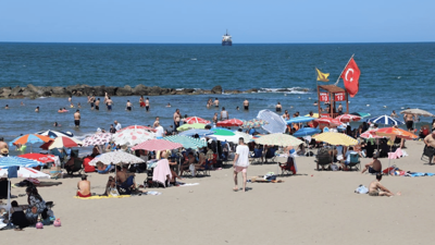 Karasu Sahili tatilcilerle dolu: Günübirlikçiler ve aileler akın etti