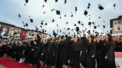Koç Üniversitesi, 31'inci dönem mezunlarını verdi