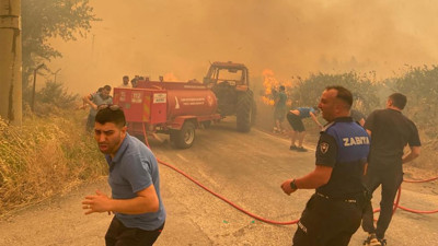 İzmir Menderes'te büyük yangın: Beş mahalle tahliye edildi, havalimanı uçuşlara kapandı