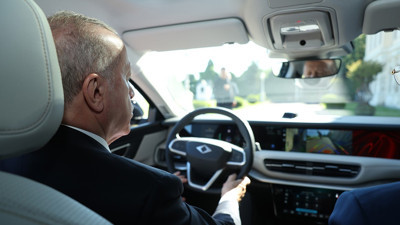 Cumhurbaşkanı Erdoğan, Togg'un yeni modeli T10F'yi test etti