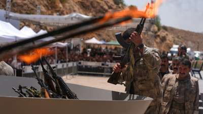 Türkiye'de tarihi gün! PKK silahlarını böyle yaktı: İşte o görüntüler...
