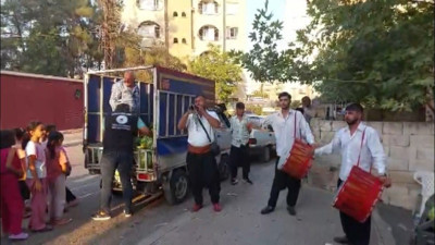 Gaziantepli esnaftan sıcak havada soğuk jest! Davul zurna ile dağıttığı 7 ton karpuz 10 dakikada tük