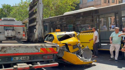 Beyoğlu'nda 9 araçlık zincirleme kaza: 4 yaralı