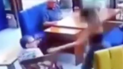 Kadın garsona tokat attı: Bunu hiç beklemiyordu, elinden zor aldılar