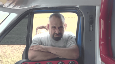 Adana'da 160 desibeli aşan minibüs! Kulakları dans etti, hava yastığı patladı...