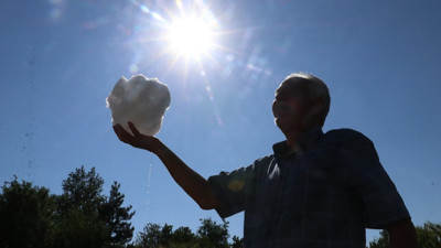 Yakıcı sıcağa kış karıyla çare: Köylülerin kar kuyusu geleneği