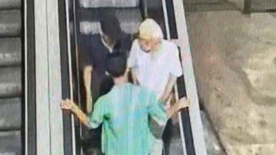 Beyoğlu'nda dehşet anları: Yaşlı adamın boğazını sıkıp gasp ettiler