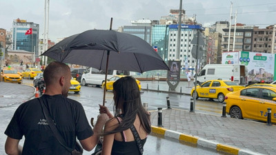 İstanbul yağmurlu hava teslim oldu! Vatandaşlar şemsiyelerini açtı