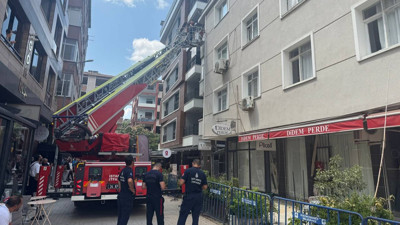 Küçükçekmece'de 5 katlı bina aniden çöktü! O anlar güvenlik kamerasına yansıdı