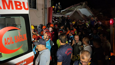Depremde çöken binadan kurtuluş anları kamerada