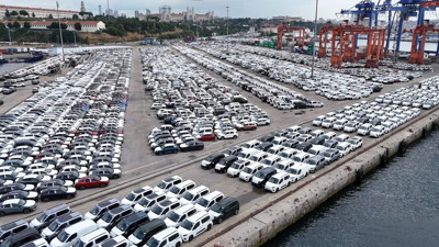 Haydarpaşa'dan otomobil manzaraları: Yüzlerce sıfır ithal araç ip gibi dizildi