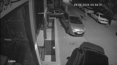 Sokak sokak gezdi, arabaların aynalarını parçaladı! İşte o anlar...