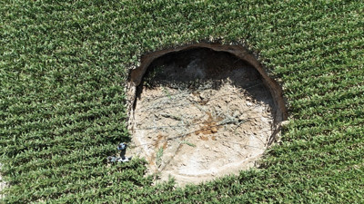 Mısır tarlasında dev obruk! Çiftçi isyanda: Çapı 15 metre