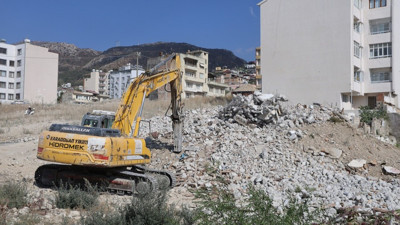5 katlı binanın altında kalmaktan saniyelerle kurtuldu! O anlar kamerada