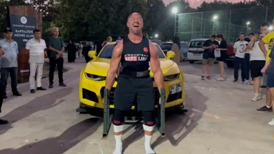 Bu nasıl güç! Türk sporcular 1,7 tonluk aracı kaldırdı, bana mısın demedi!